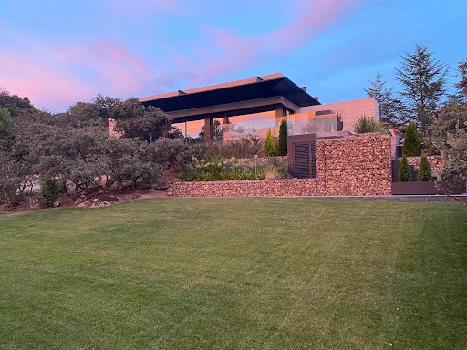 Villa de lujo de obra nueva con fachada blanca y grandes ventanales de cristal