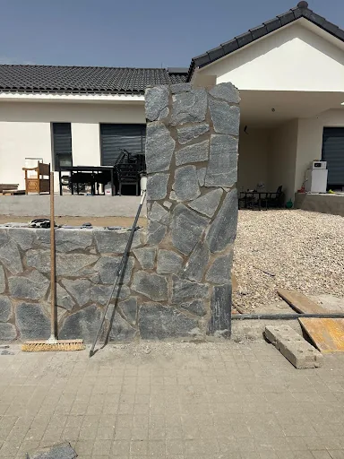 Detalle de muro de piedra natural en construcción de chalet