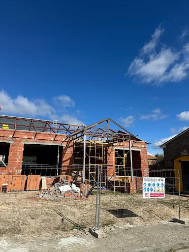 Estructura de chalet en construcción con acero y ladrillo visto