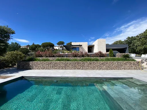 Villa de lujo en Collado Villalba al atardecer con piscina infinita reflejando el cielo