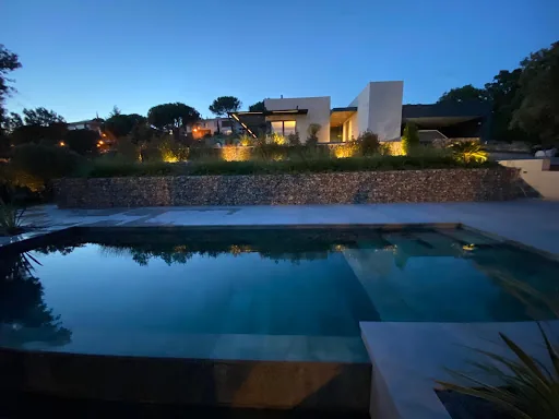 Detalle arquitectónico de la fachada de la villa con líneas modernas y piedra
