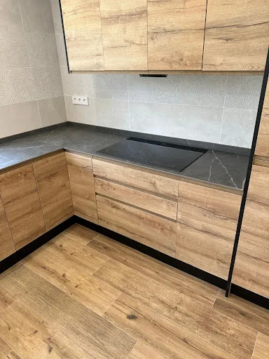 Cocina moderna en renovación con muebles minimalistas y superficies de alta gama